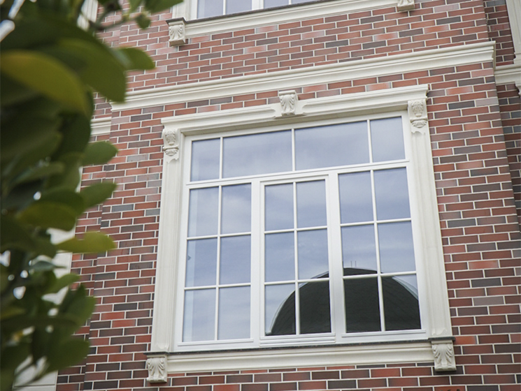 Деревянные окна из лиственницы в коттедже