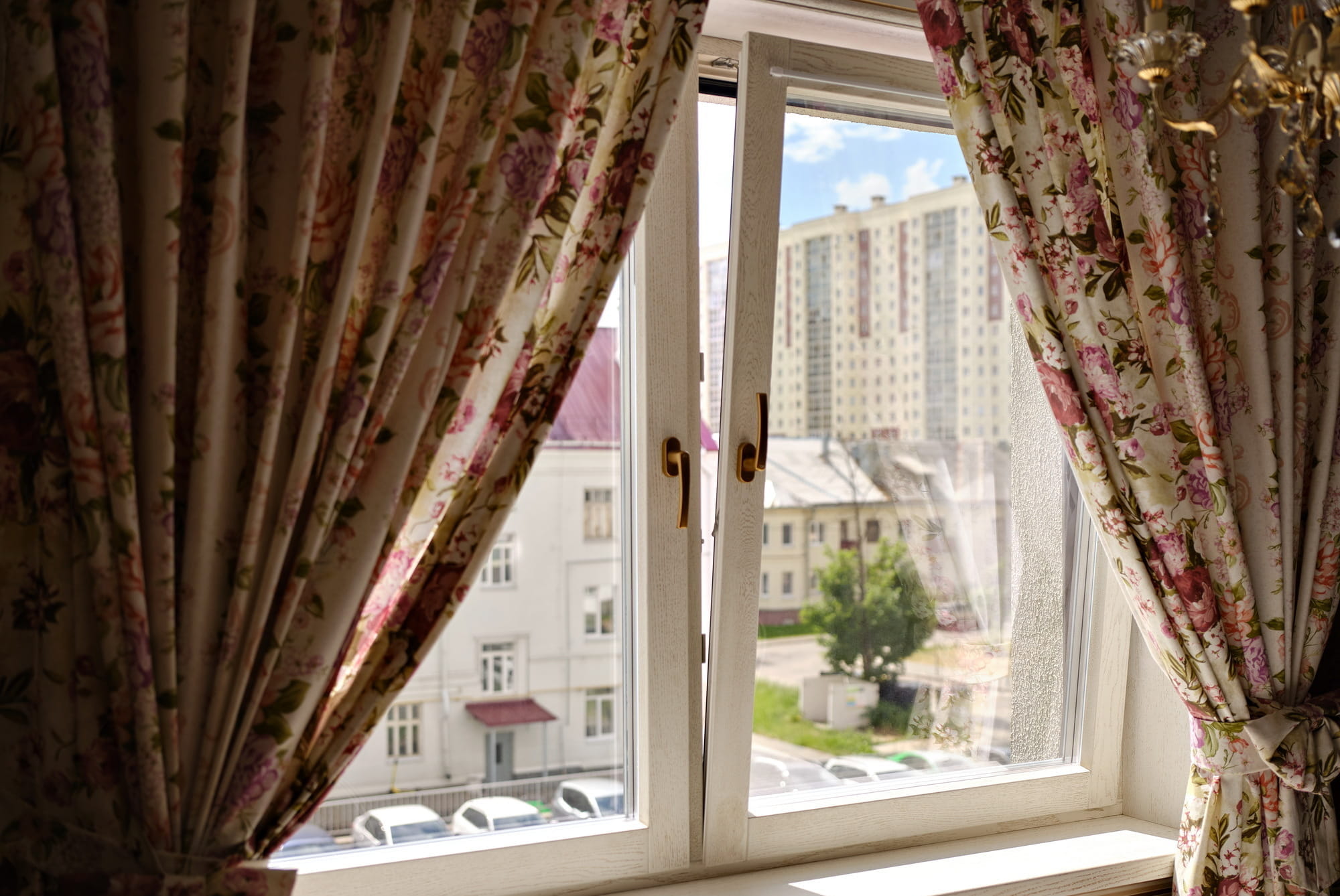 Французские окна в квартиру из натурального дерева
