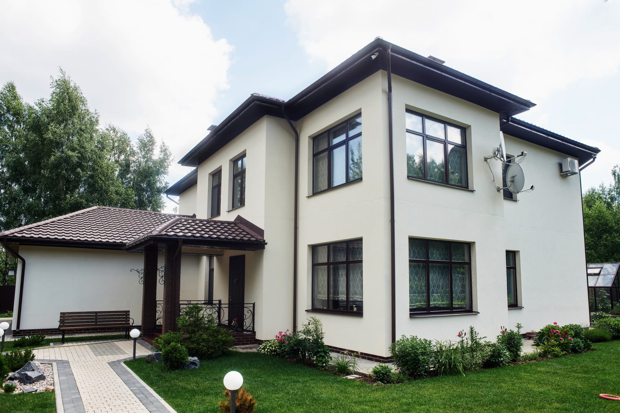 Традиционные деревянные окна для частного загородного дома и коттеджа