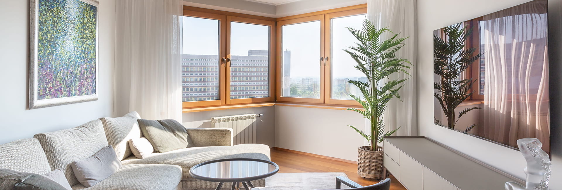 Дерево-алюминиевые окна из лиственницы в квартире