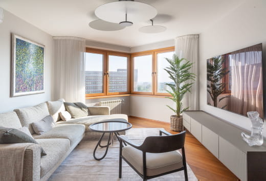 Дерево-алюминиевые окна из лиственницы в квартире