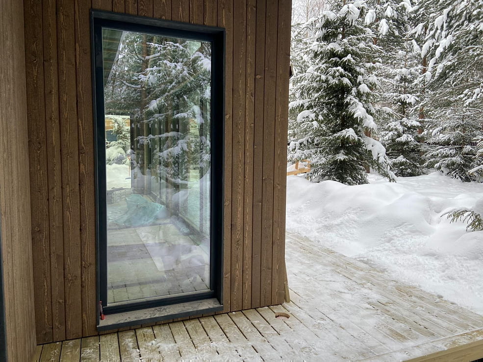 Деревянные окна из сосны в коттедже