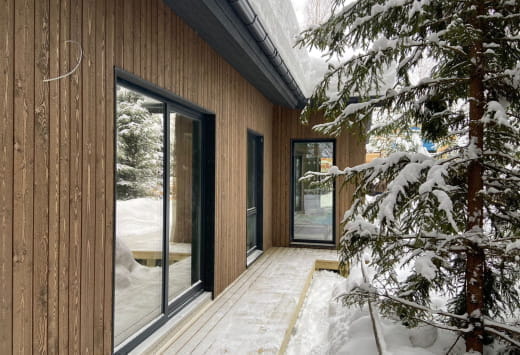 Деревянные окна из сосны в коттедже