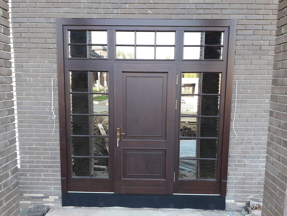 Входные деревянные двери из лиственницы