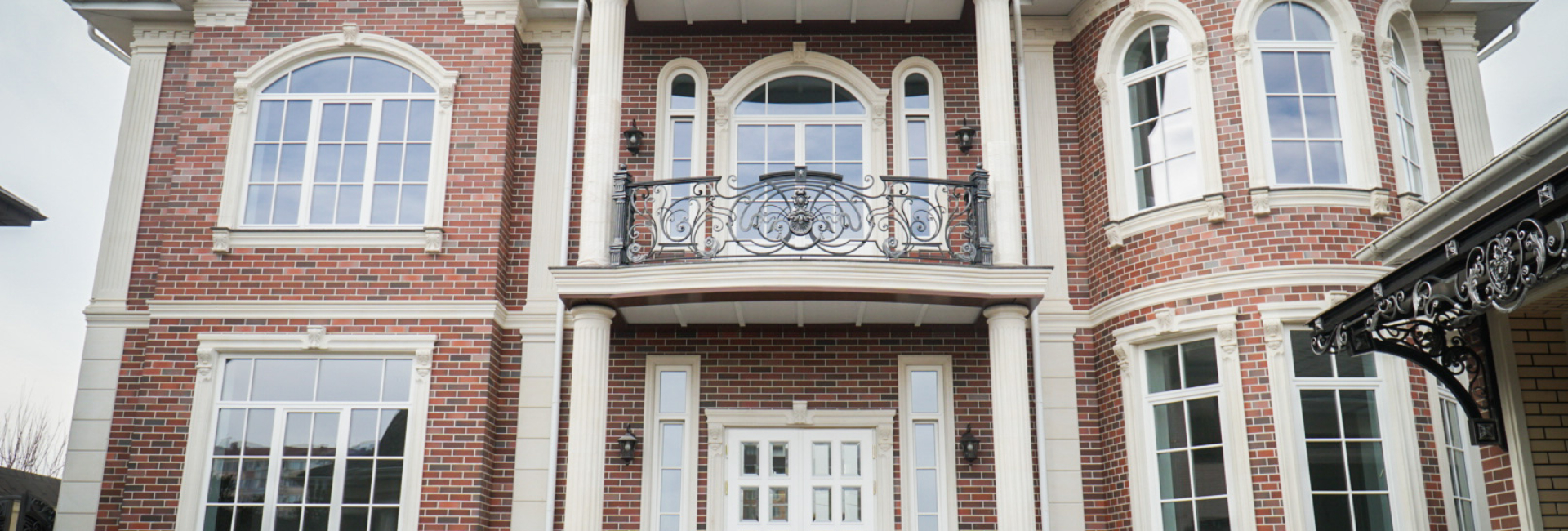 Деревянные окна из лиственницы в коттедже