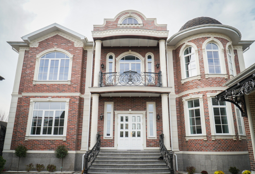 Деревянные окна из лиственницы в коттедже