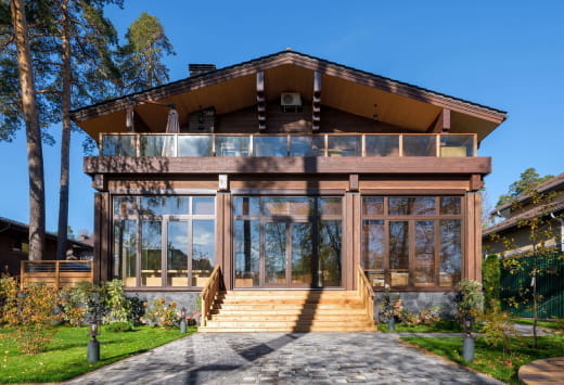 Деревянные окна из сосны в коттедже