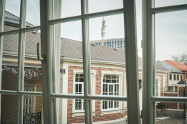 Деревянные окна из лиственницы в коттедже