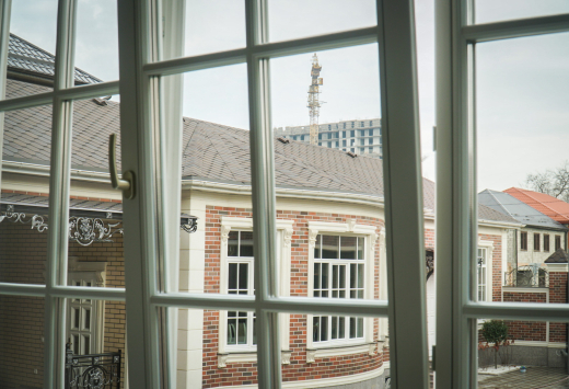 Деревянные окна из лиственницы в коттедже