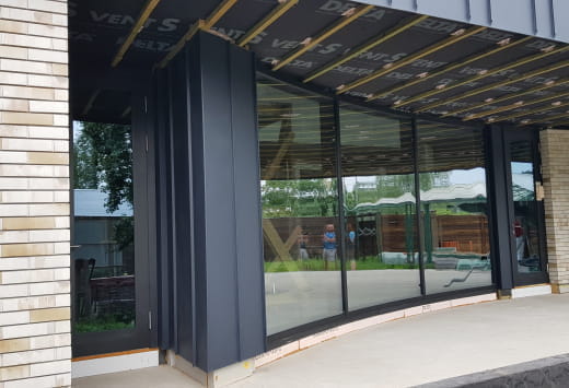 Дерево-алюминиевые окна из сосны в коттедже