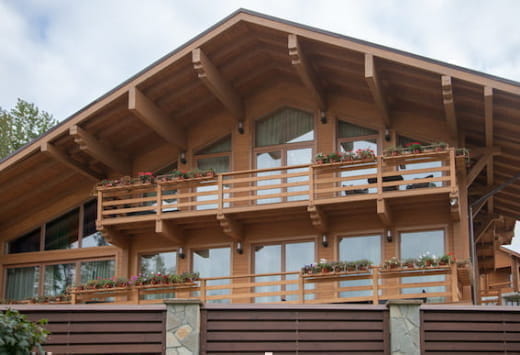 Деревянные окна из лиственницы в коттедже