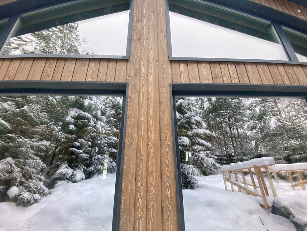 Деревянные окна из сосны в коттедже