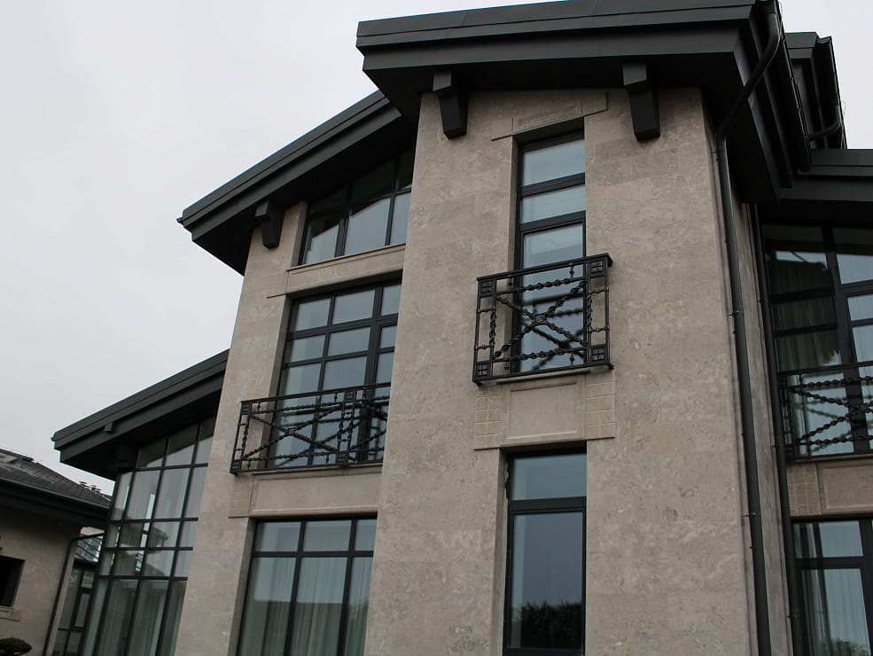 Дерево-алюминиевые окна из лиственницы в коттедже