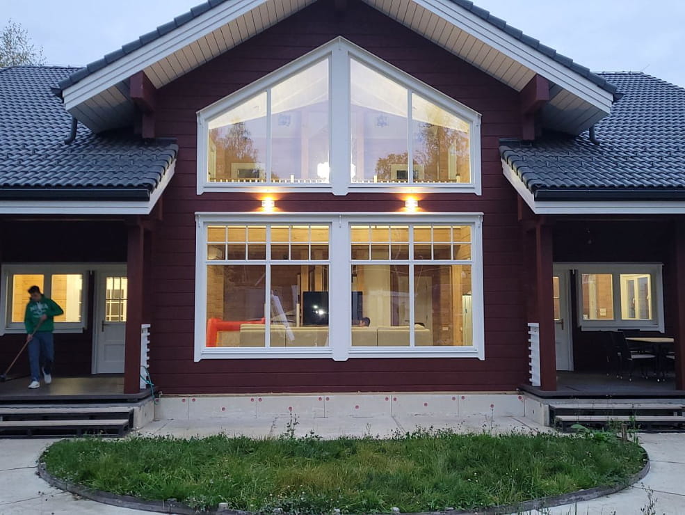 Деревянные окна из сосны в частном доме