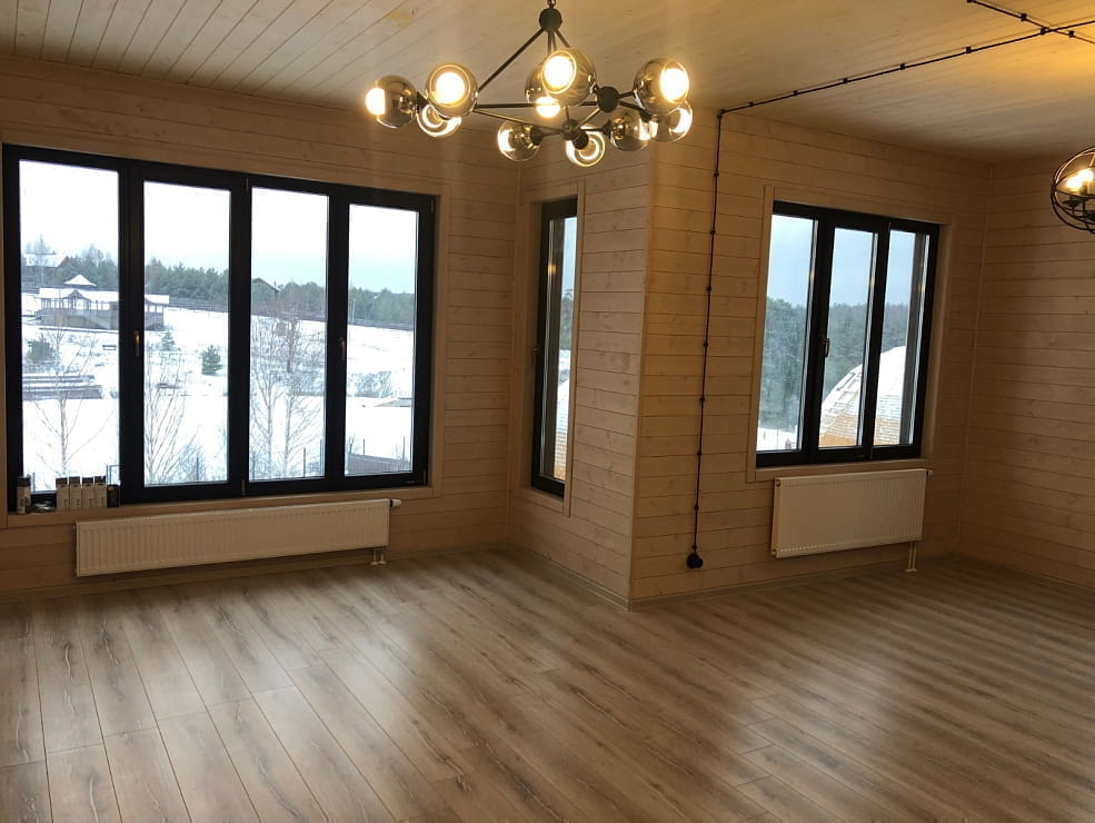 Деревянные окна из сосны в коттедже