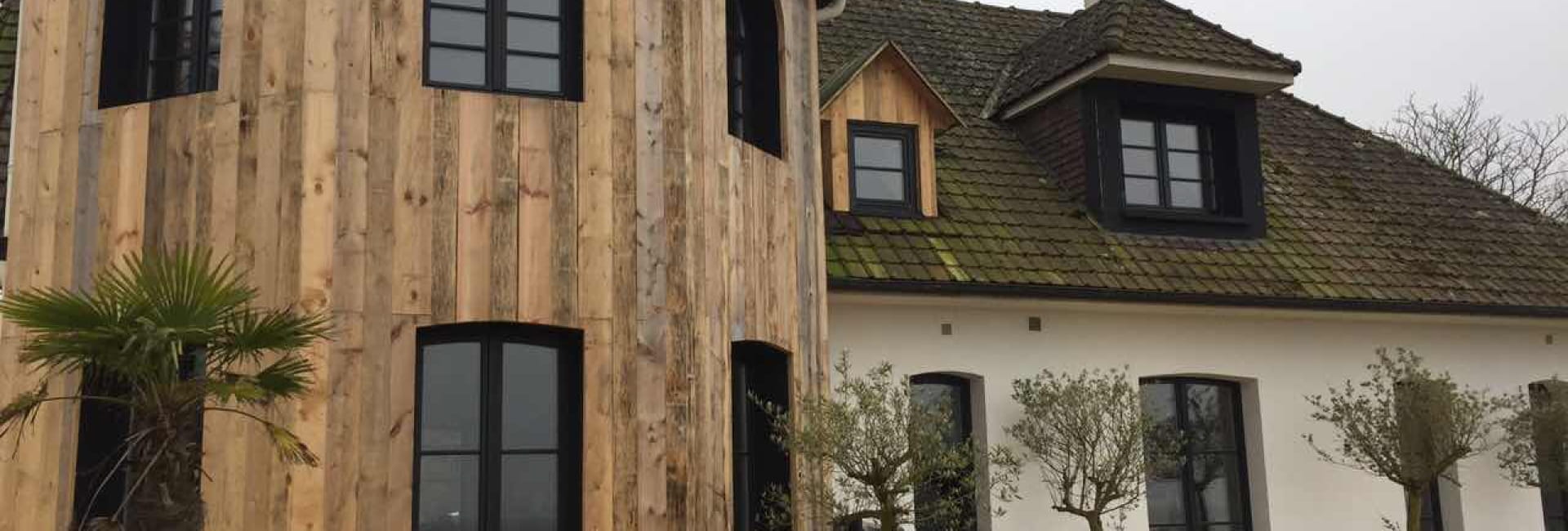 Деревянные окна из сосны в коттедже