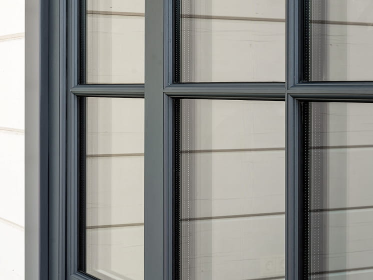 Дерево-алюминиевые окна из лиственницы в частном доме