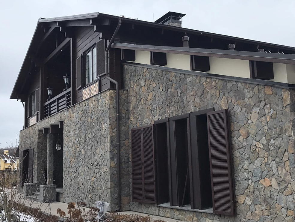 Деревянные окна из дуба в коттедже, бани и гараже